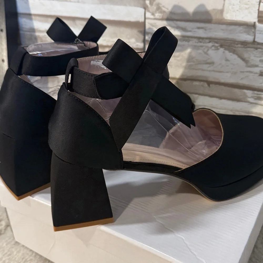 Women’s elegant black square toe chunky high heel sandals